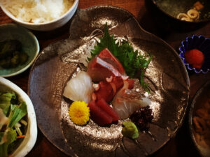 卯月 やっぱり刺身定食最高 美食酒彩卯月 ことみせ