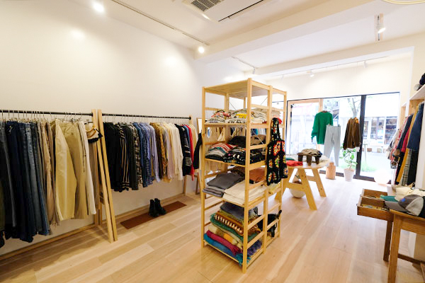 CHAPERONI vintage clothing store - おしゃれな輸入古着がそろう